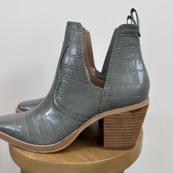 Never Worn Steve Madden Gray Croc-Embossed Ankle Booties- Size 7 - Picture 4 of 7